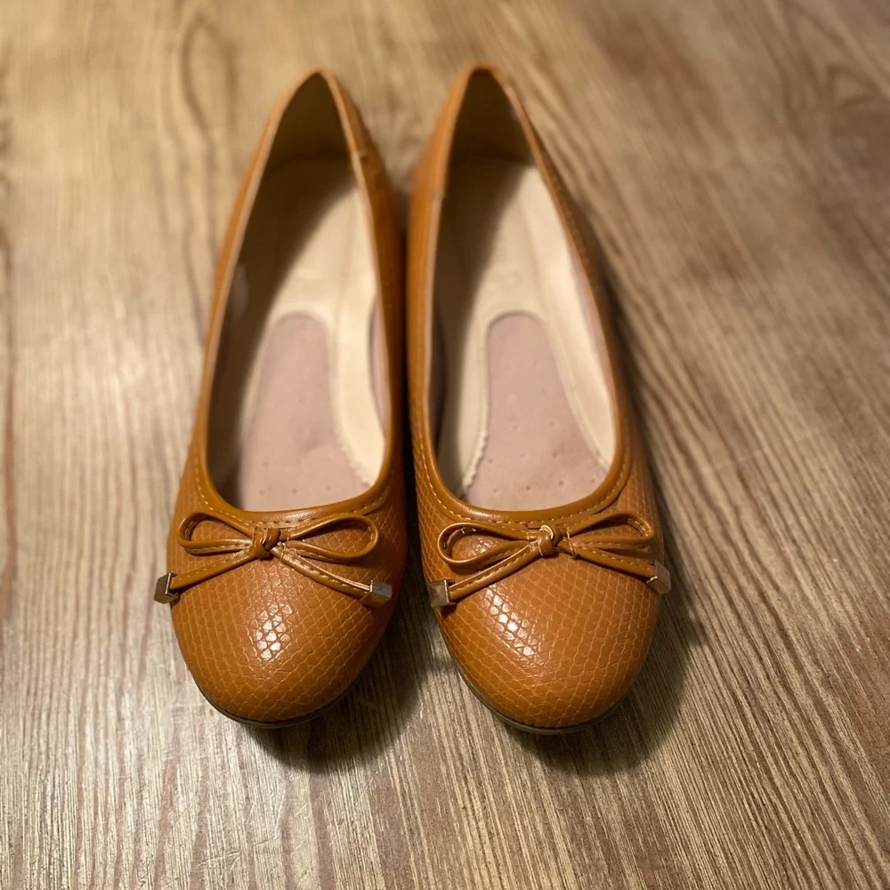 GOLD TOE WARM CARAMEL COMFORT BALLET FLATS SIZE 10M LIKE NEW! FAUX LEATHER FALL
